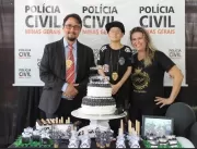 Criança de 10 anos ganha festa junto à Polícia Civ