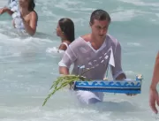 Luciano Huck mergulha na praia durante gravação de