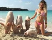 Giovanna Ewbank posa com porcos nas Bahamas