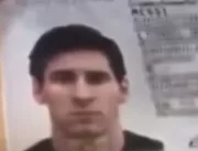 Policial de Dubai exibe passaporte de Messi em red