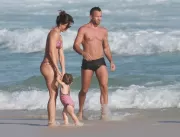 Malvino Salvador e Kyra Gracie curtem praia com a 
