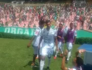 Com dois gols de Léo Verdão goleia líder e sobe pa