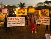 Funcionários da Unitri fazem protesto contra falta