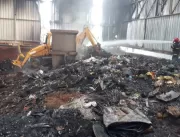 Bombeiros combatem incêndio em depósito de produto