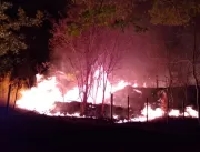 Bombeiros tentam conter incêndio no Parque do Pau 