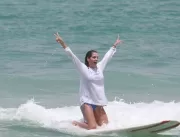 Deborah Secco surfa com o marido no Rio