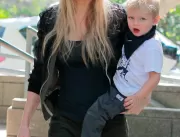 Cantora Fergie e filho chamam atenção em parque