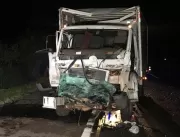 Acidente entre carreta e caminhão deixa motorista 