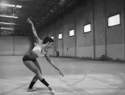 Aline Riscado pratica balé e mostra boa forma