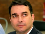 Flávio Bolsonaro contrata ex-advogado de Sérgio Ca