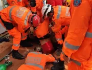 Bombeiros resgatam criança que caiu em buraco em U