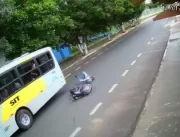 Motociclista bate na lateral de ônibus e fica feri
