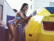 Mulher Melão posa lavando carro para apoiar Operaç