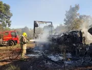 Caminhão furtado pega fogo na zona rural de Uberlâ