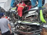 Grave acidente entre carreta e ônibus deixa mortos
