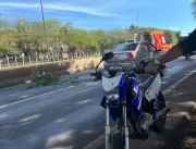 Batida entre carro e duas motocicletas deixa três 