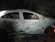 Carro fica totalmente destruído após pegar fogo em
