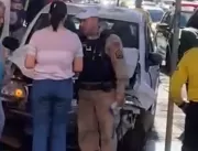 VÍDEO: Motorista sem CNH invade calçada da avenida