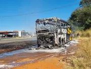 Ônibus que transportava 11 passageiros pega fogo n