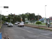 Semáforos instalados na Praça João Jorge Cury, no 