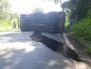 Caminhão tomba na MGC-497 em Uberlândia; motorista