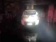 Veículo entra em chamas dentro da garagem de resid