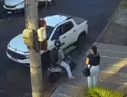 VÍDEO: assaltante tenta roubar mulher e é atropela