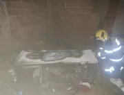 Fogo em geladeira causa incêndio dentro de residên