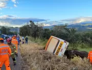 Ônibus capota e deixa trabalhadores rurais feridos
