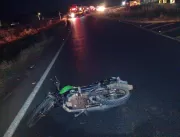 Motociclista morre após bater em carreta durante u