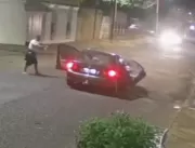 VÍDEO: assaltantes rendem motorista e roubam carro