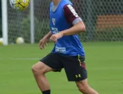 Rodrigo Caio treina com bola no São Paulo e fica à