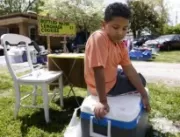 
Menino de 9 anos abre banca de limonada para paga