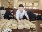 
Homem chega a banco com R$ 9 mil em moedas pesand