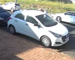 VÍDEO: homens são flagrados tentando furtar carro 