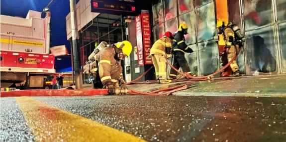 VÍDEO: Incêndio de grandes proporções atinge loja 