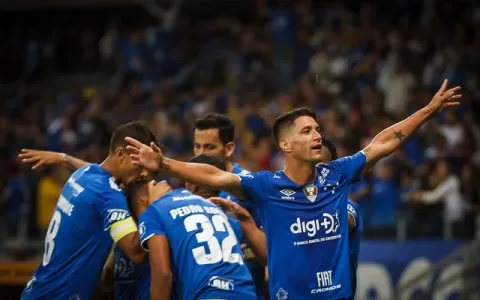 Cruzeiro supera crise, vence Atlético-MG e fica pe