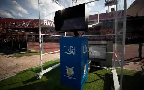 VAR: FIFA pede visual melhor para ajudar os árbitr