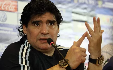 Morre Diego Maradona, aos 60 anos, após parada car