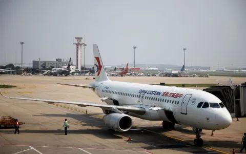 Boeing de companhia aérea chinesa cai com 132 a bo