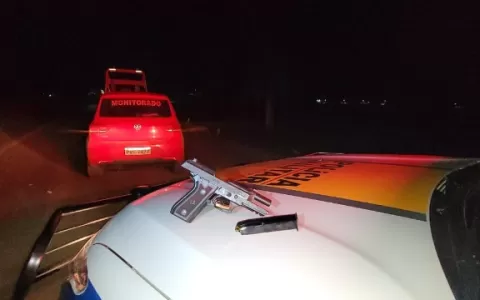 Polícia prende homem com carro roubado e arma de f