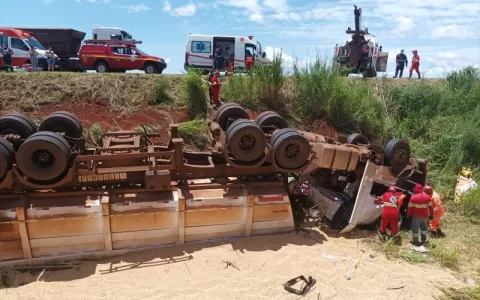 Motorista morre após caminhão despencar de barranc
