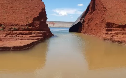 Vazamento de barragem provoca danos e deixa veícul