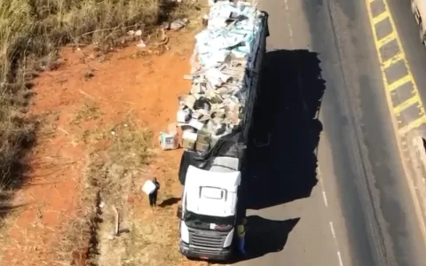 VÍDEO: Caminhão bate em viaduto e carga é saqueada