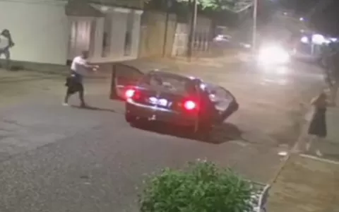 VÍDEO: assaltantes rendem motorista e roubam carro