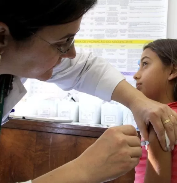 Vacinação contra HPV é levada às escolas públicas