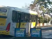 Ônibus fica preso em buraco na João Naves