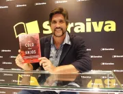 Léo Chaves lança primeiro livro