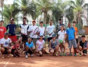 Projeto leva a prática do tênis a jovens de baixa 