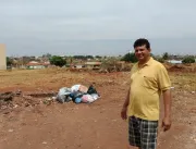 Lixo em lote vago gera incômodo para moradores